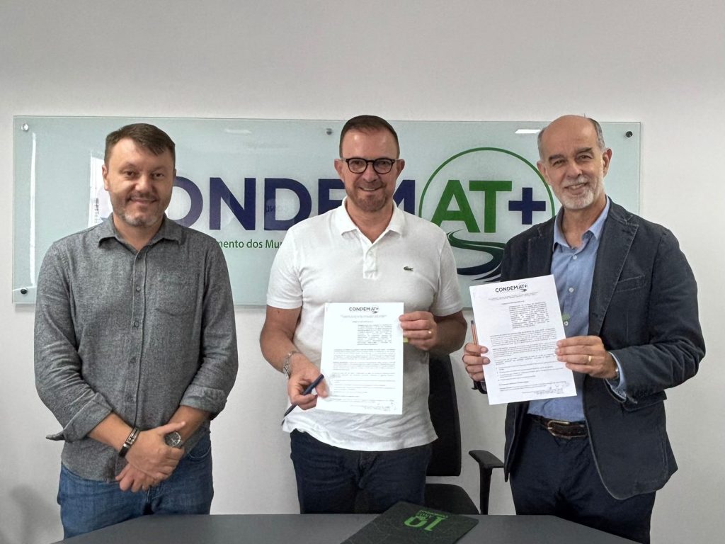 Representantes do consórcio CONDEMAT+ e da Oficina Municipal reunidos em Mogi das Cruzes para a assinatura da renovação da parceria de capacitação de servidores regionais em 2026.