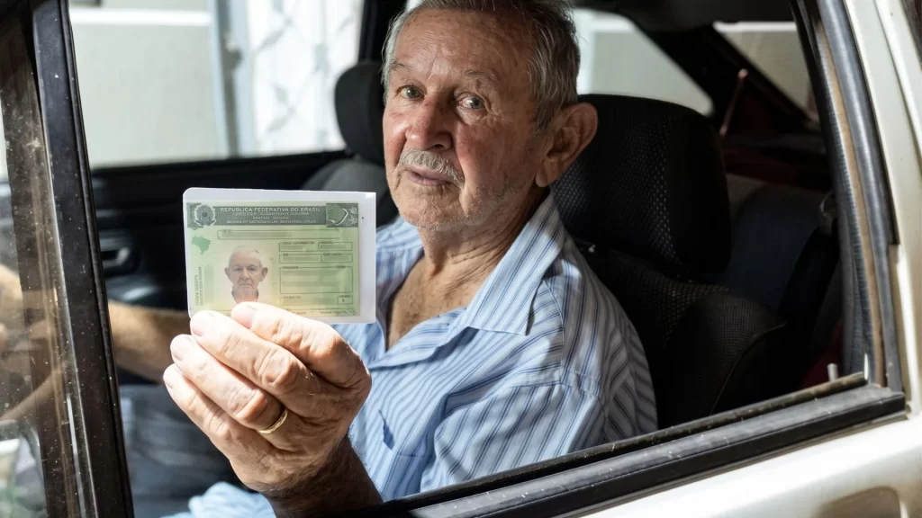Nova lei da CNH traz renovação automática para bons condutores; veja as regras por idade Pessoa segurando a Carteira Nacional de Habilitação (CNH) nas mãos